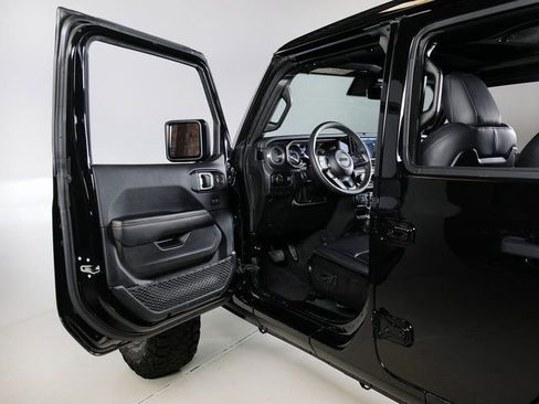 Used 2025 Jeep Wrangler Unlimited Sahara w/ Technology Group AWD/4WD image 23