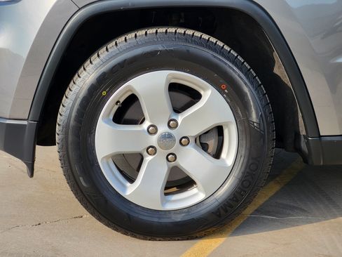 Used 2013 Jeep Grand Cherokee Laredo AWD/4WD image 8