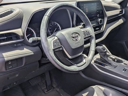 Used 2022 Toyota Highlander XLE FWD image 9