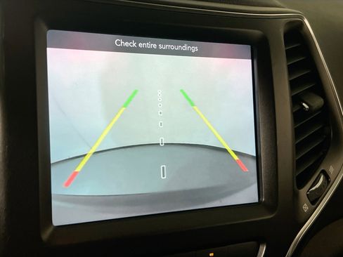 Used 2022 Jeep Cherokee Trailhawk image 13