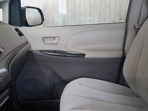 Used 2011 Toyota Sienna LE FWD image 29