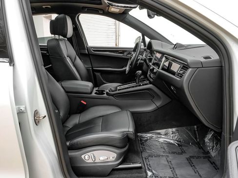 Used 2024 Porsche Macan AWD/4WD image 28