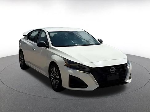 Used 2025 Nissan Altima 2.5 SV FWD image 2