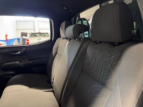 Used 2018 Toyota Tacoma TRD Sport w/ Technology Package image 18