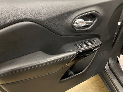 Used 2019 Jeep Cherokee Latitude Plus AWD/4WD image 9