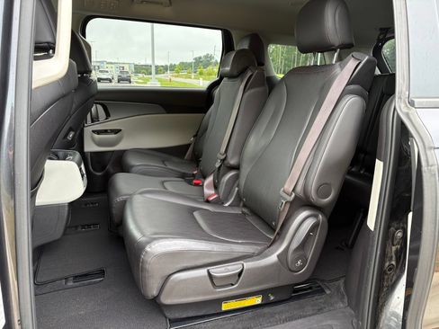 Used 2022 Kia Carnival LX FWD image 31