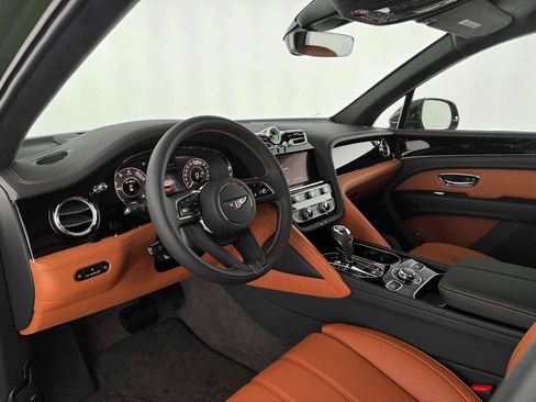 Used 2025 Bentley Bentayga image 18