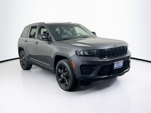 Used 2022 Jeep Grand Cherokee Altitude image 3