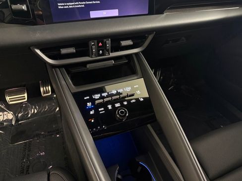 Certified 2025 Porsche Macan Turbo Electric AWD/4WD image 24