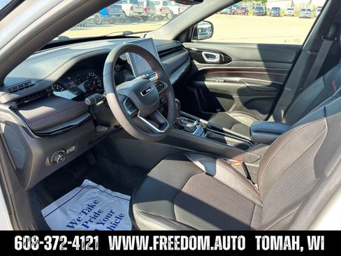 Used 2025 Jeep Compass Trailhawk AWD/4WD image 20