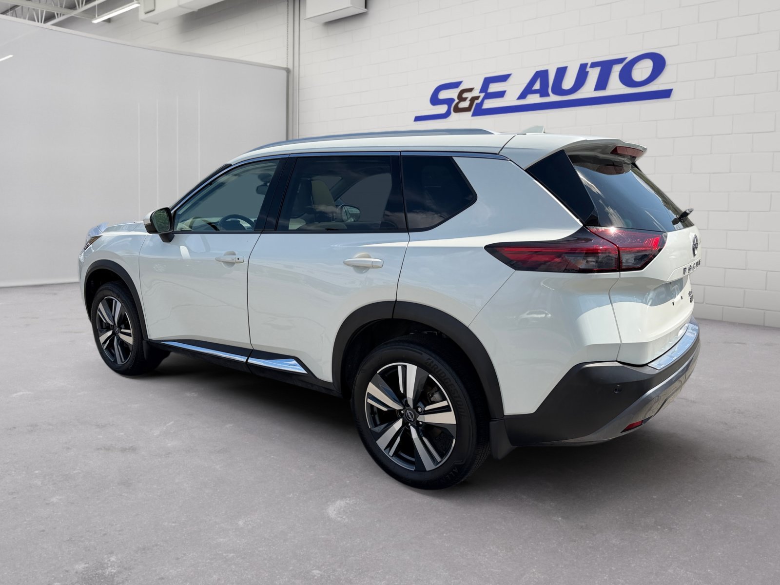Used 2023 Nissan Rogue SL AWD/4WD image 3