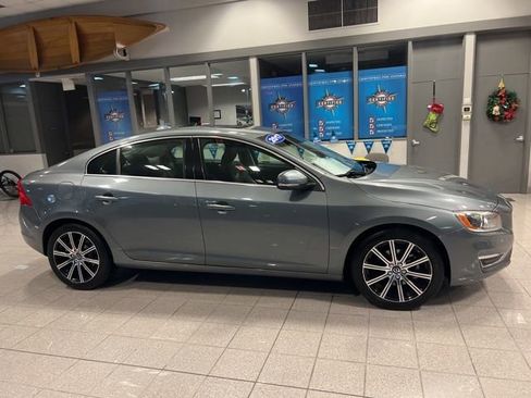 Used 2017 Volvo S60 T5 Inscription Platinum image 4