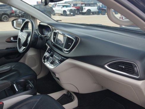 Used 2019 Chrysler Pacifica Touring-L FWD image 32