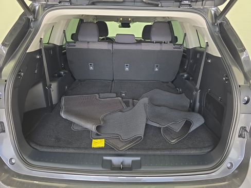 Used 2023 Toyota Highlander LE FWD image 9