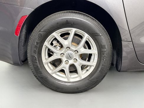 Used 2022 Chrysler Voyager LX FWD image 33