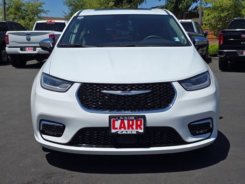 Used 2023 Chrysler Pacifica Limited FWD image 8