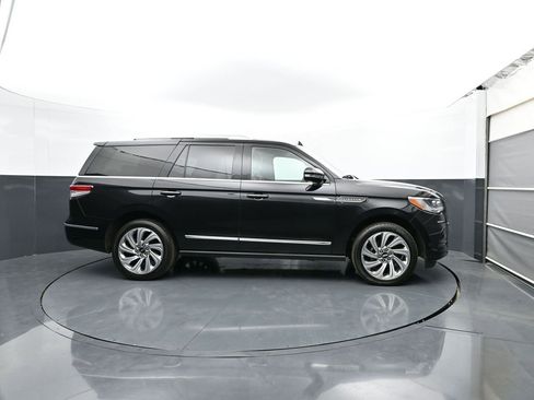 Used 2024 Lincoln Navigator Reserve AWD/4WD image 4