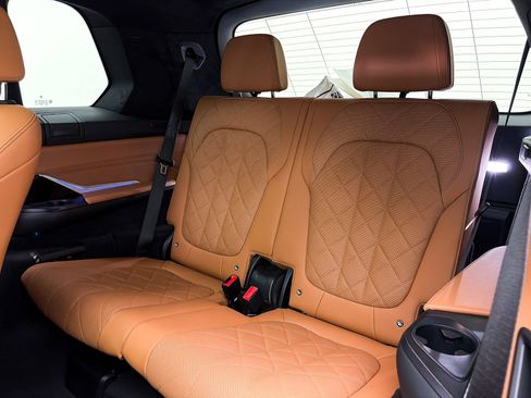 Used 2023 BMW X7 xDrive40i w/ M Sport Package AWD/4WD image 40