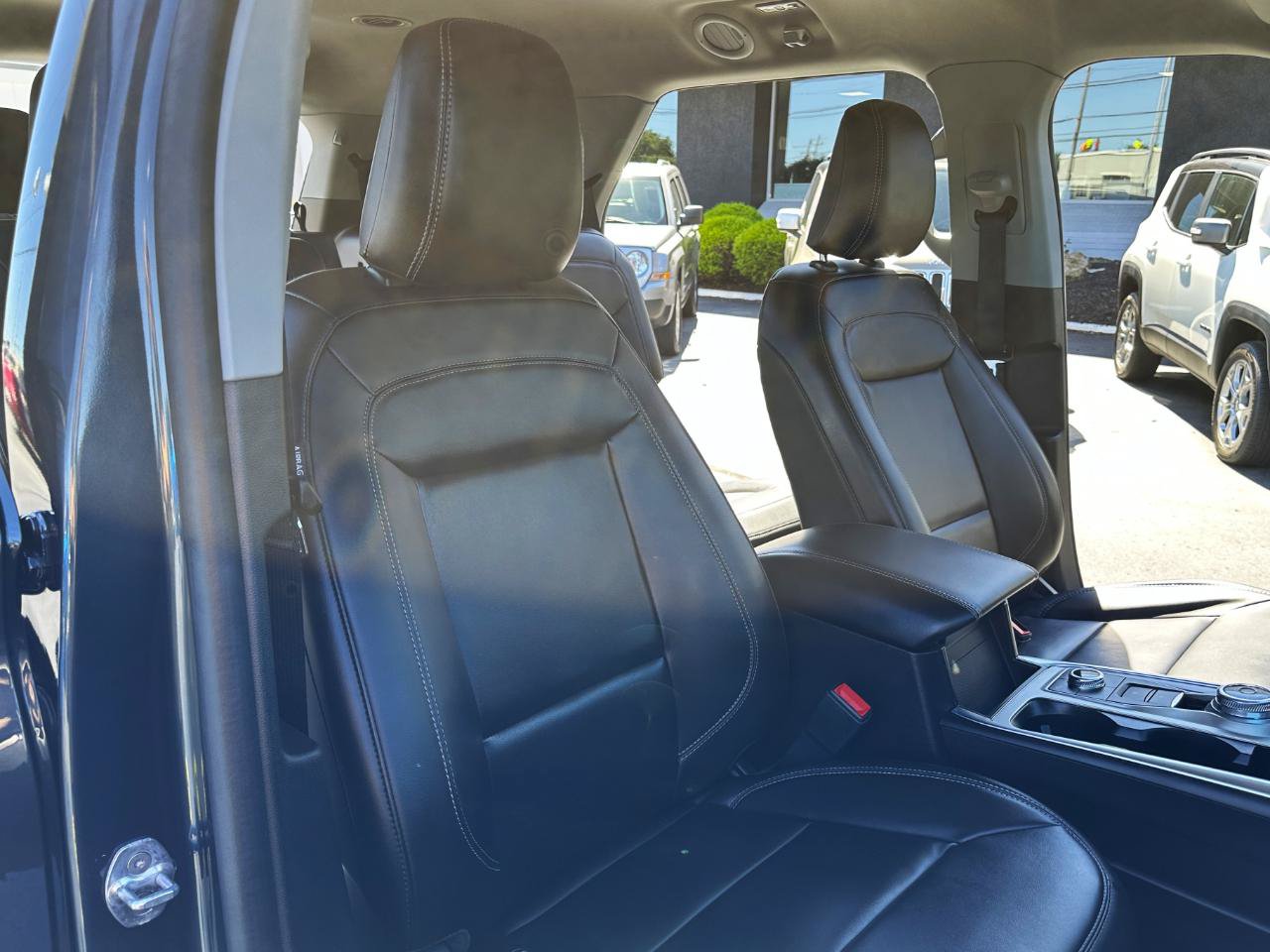 Used 2022 Ford Explorer XLT w/ Equipment Group 202A AWD/4WD image 49