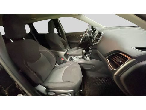 Used 2020 Jeep Cherokee Latitude w/ Cold Weather Group image 16