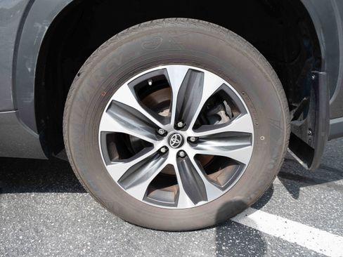 Used 2023 Toyota Highlander XLE AWD/4WD image 30