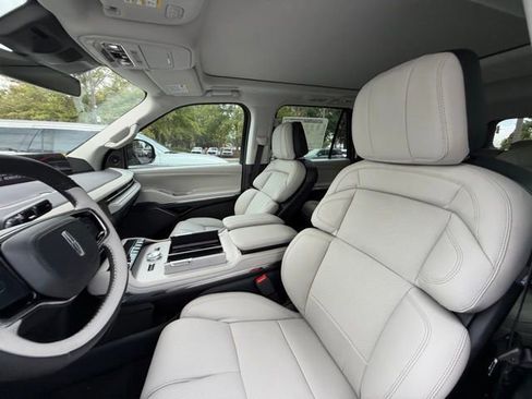 New 2025 Lincoln Navigator L Reserve image 11