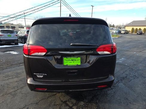 Used 2017 Chrysler Pacifica Touring image 5