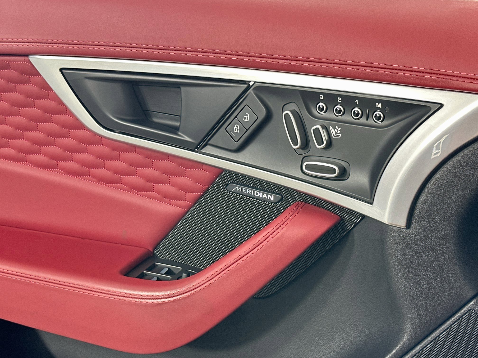 Used 2024 Jaguar F-TYPE R-Dynamic RWD image 17
