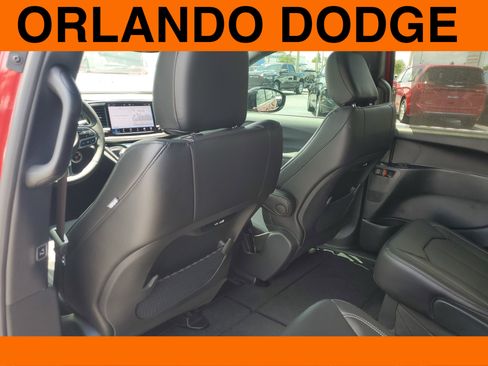 New 2026 Chrysler Pacifica Select image 6