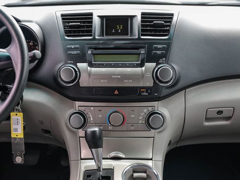 Used 2011 Toyota Highlander 2WD image 3