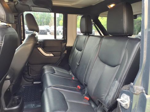 Used 2017 Jeep Wrangler Unlimited Sahara w/ Connectivity Group AWD/4WD image 28