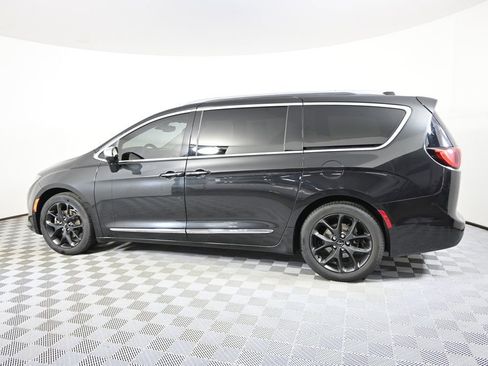 Used 2017 Chrysler Pacifica Limited FWD image 3