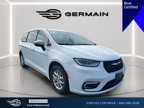 Used 2023 Chrysler Pacifica Touring-L FWD image 1
