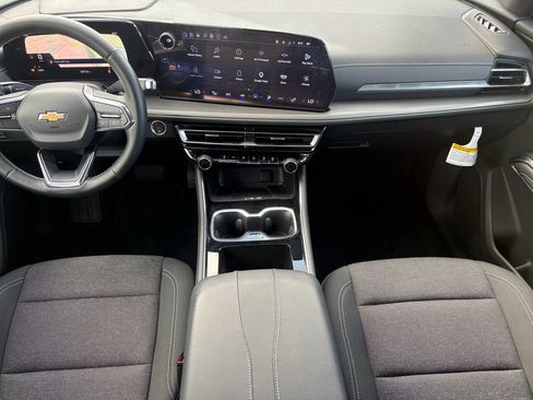 Used 2025 Chevrolet Traverse LT w/ Driver Confidence Package FWD image 2