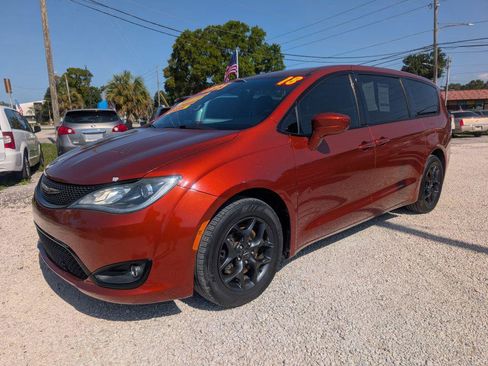Used 2018 Chrysler Pacifica Touring Plus w/ S Appearance Package FWD image 1