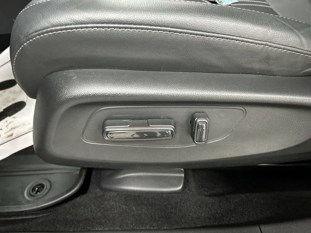 Used 2025 Honda HR-V EX-L image 10