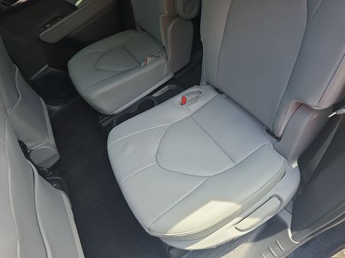 Used 2026 Toyota Highlander Limited AWD/4WD image 16