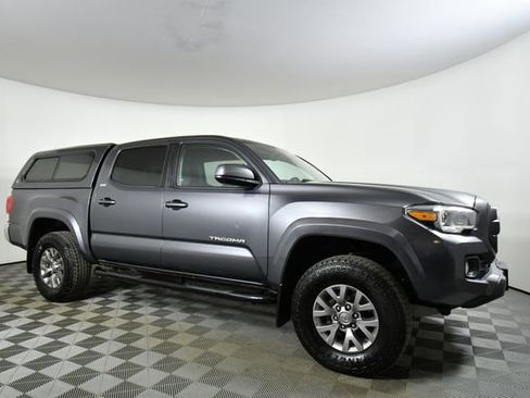 Used 2017 Toyota Tacoma Tacoma Double Cab image 9