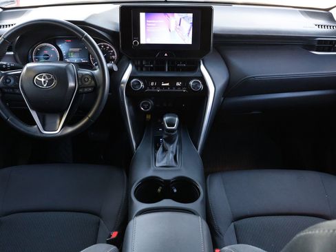 Used 2024 Toyota Venza LE image 2