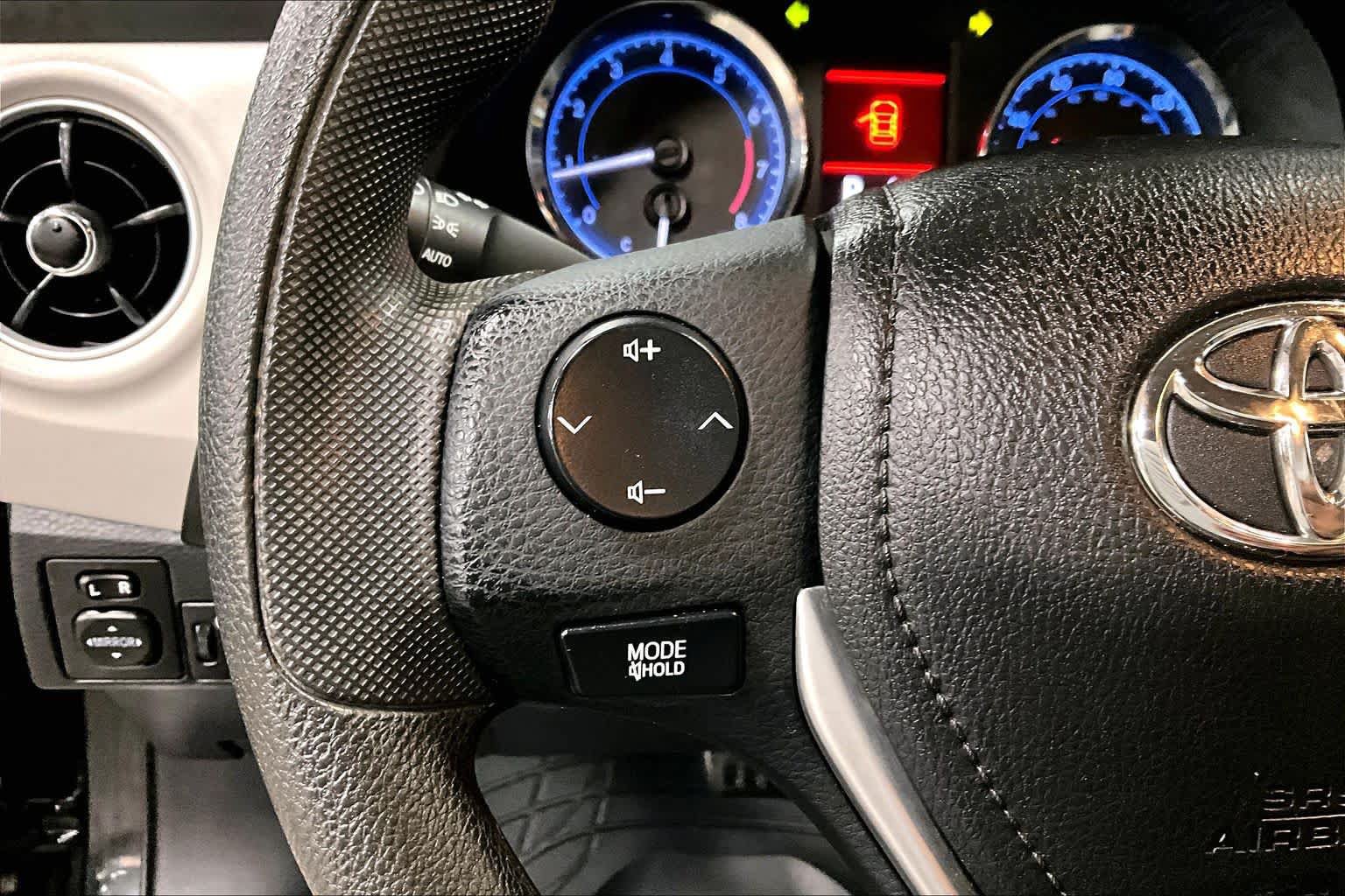 Used 2019 Toyota Corolla LE w/ Carpet Mat Package (TMS) FWD image 22