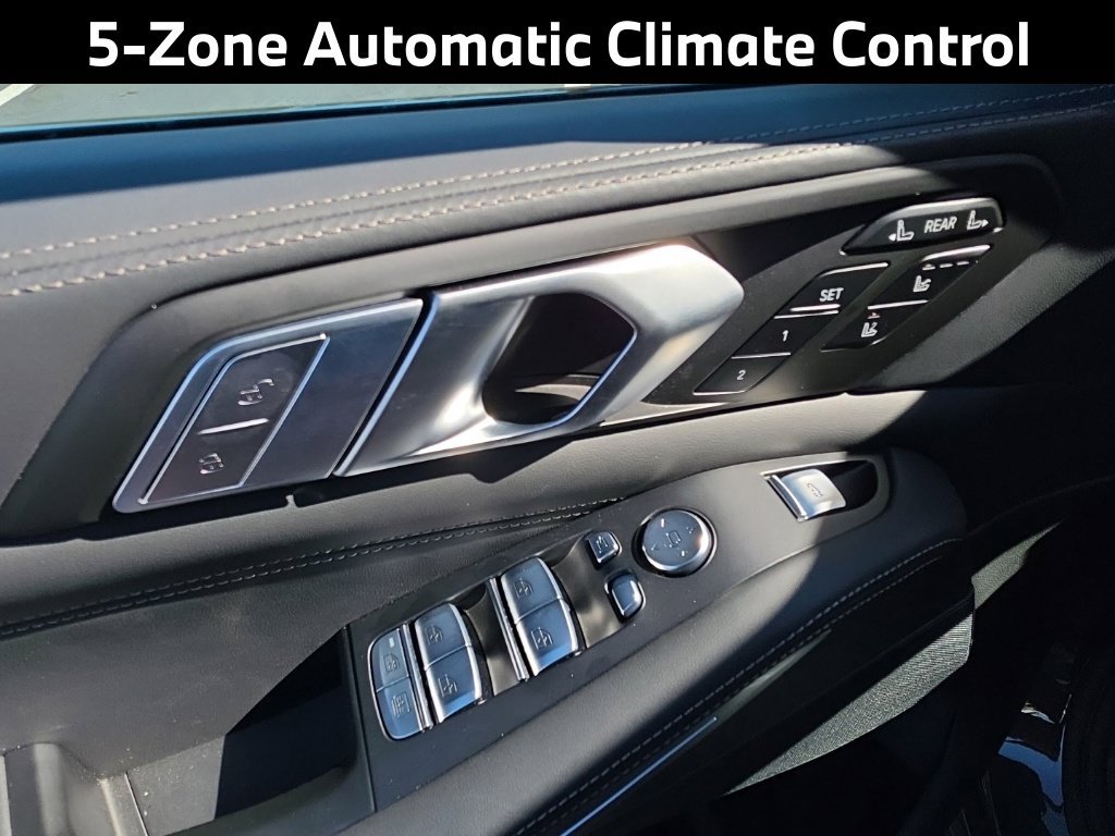 Used 2022 BMW X7 xDrive40i w/ M Sport Package AWD/4WD image 11