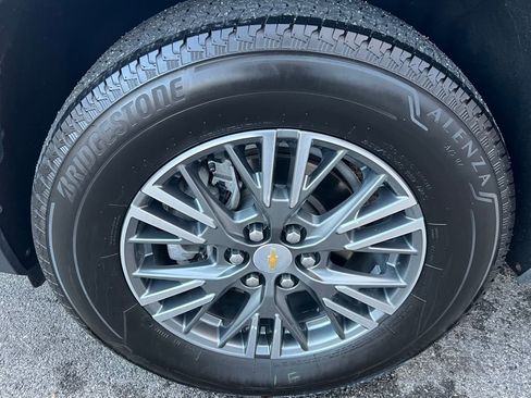 Used 2025 Chevrolet Traverse LT image 16