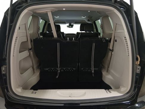 Used 2024 Chrysler Pacifica Touring-L FWD image 5