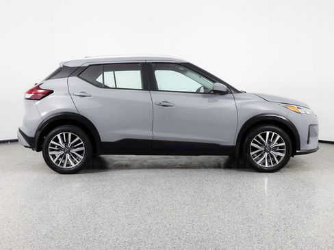 Used 2024 Nissan Kicks SV image 9
