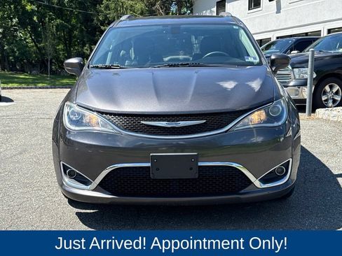 Used 2019 Chrysler Pacifica Touring-L FWD image 2