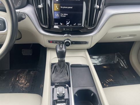 Used 2021 Volvo XC60 T5 Momentum image 12