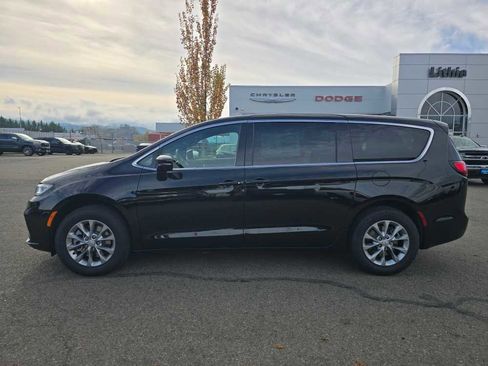 New 2026 Chrysler Pacifica Select image 2