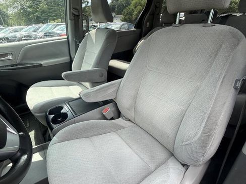 Used 2015 Toyota Sienna LE FWD image 13