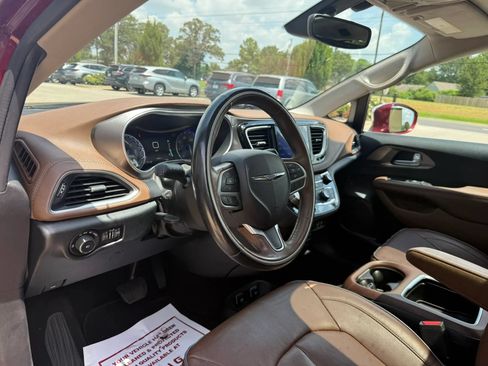 Used 2017 Chrysler Pacifica Limited FWD image 9