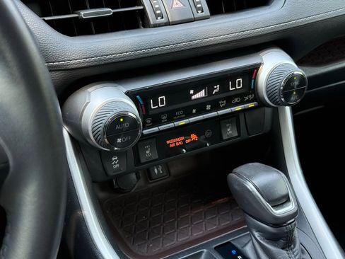 Used 2019 Toyota RAV4 Limited FWD image 36